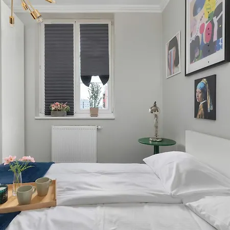Modern With Balcony And Easy Access By Renters