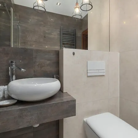 Modern With Balcony And Easy Access By Renters 公寓