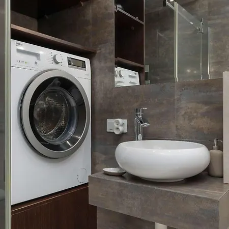 Modern With Balcony And Easy Access By Renters